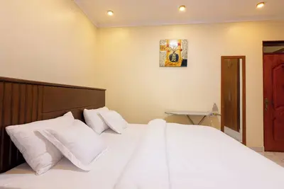 Image de Kick back and relax in this calm, stylish space.