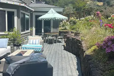 Image de Large 4-bedroom family home in tranquil Tiburon with back garden