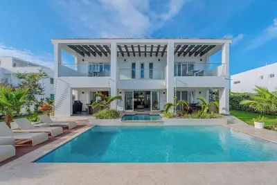 Palm Villa 4br Luxe pool retreat