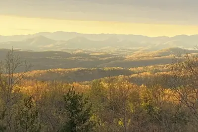 Image de Amazing view, sleeps 7 hot tub, Wi-Fi, game room, fire pit total privacy on 4 acres