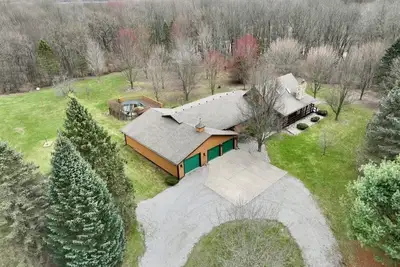 Image de Secluded 3400 Sq Ft Log Cabin Retreat with Modern Comforts & Screne Nature views