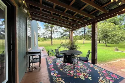 Image de Peaceful Boho Retreat Nestled in the Woods – 5 Mins from Downtown