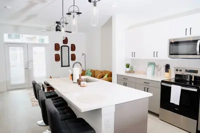 Image de Casita Cactus - King Suite near Domain - with Pool