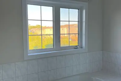 Image de 4-bedroom, 4. 5 bathroom in Stayner near beach and ski resort with WiFi and Ac.