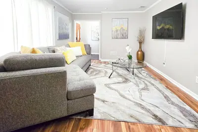 Image de Cozy Matthews Getaway – 1 King, 2 Queens, Stylish & Central!