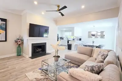 Image de 4br/ 3 Kings 1 Queen, Patio & Large Fenced Backyard