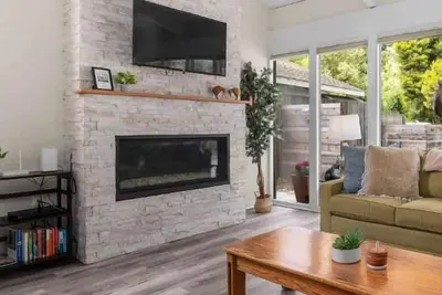 Image de 3 Bedroom Home - Walking distance to beach!