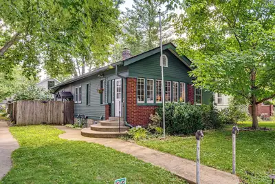 Image de 3 Blocks to Indy Motor Speedway: Home w/ Yard!