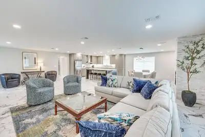 Image de < 1 Mi to Sau: Newly Renovated Home w/ Yard!