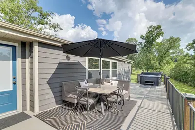 Image de Outdoor Kitchen + Hot Tub: Table Rock Lake House