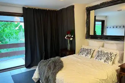 Image de Spacious Treetop Retreat with Jacuzzi, Fireplace & Lovely Views. Pet friendly.