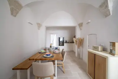 Image de Une élégante maison historique située au cœur du centre-ville d'Ostuni, Palazzo Barone s'étend sur plusieurs niveaux, offrant une vue panoramique imprenable sur la vallée et la mer. Cette propriété exclusive comprend trois chambres doubles confor