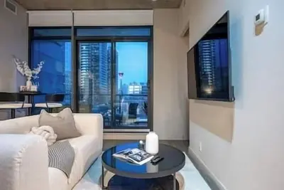 Image de King Bed |Cgy Tower View |Mins to Saddledome |Pool
