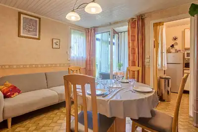 Image de T2 bis lumineux avec véranda, parking gratuit, wifi, proche nature