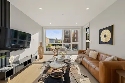 Image de Stylish 2-Bedroom Retreat with Parking and Balcony