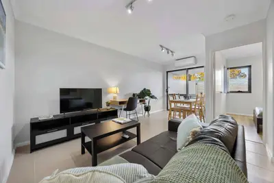 Image de Relaxing Rockingham 2br | Balcony & Parking