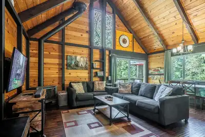 Image de Dacha House - Chalet w/ Hot Tub & Heat!