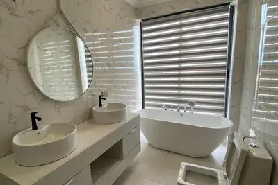 Image de 2 bedroom penthouse with swimming pool. 20 mins from Accras best beaches!