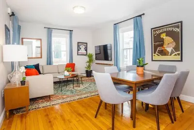 Image de Bright & Spacious Boston Home | near T