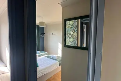 Image de Bridges Retreat-Résidence-Moderne-Salle de bain privée-Vue ville