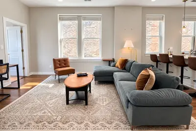 Image de Chic Urban Retreat in the Heart of West Town | Walkable with Free Parking