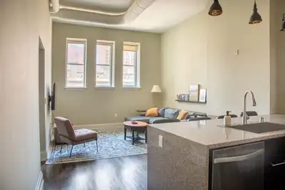 Image de Downtown Modern 2br Loft Apartment | Sleeps 8-9