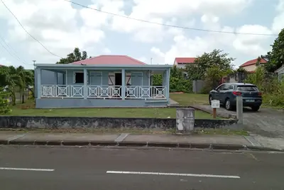 Image de charmante maison créole à 30 m d'une petite plage pour vacances en famille.