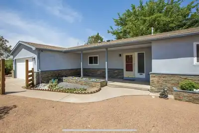 Image de New! Uptown French Haven 3-Bedroom Home