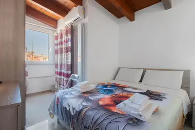 Image de Attica BeB - Chambre 'Red' avec terrasse partagée, Wi-Fi et climatisation