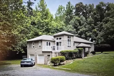 Image de “Escape to the Lake –” 4-bedroom house in \"The Waters of Lake Anna\"