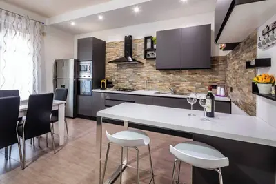 Image de Completely renovated apartment designed with attention to detail.