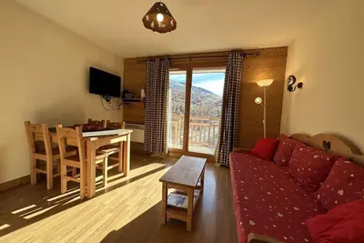 Image de À 50m des pistes de ski, 2ème étage, vue montagne, piscine, balcon, télévision, casier à ski, 32m²