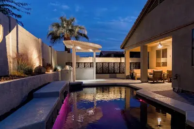 Image de Desert Oasis with Beautiful Pool and Backyard