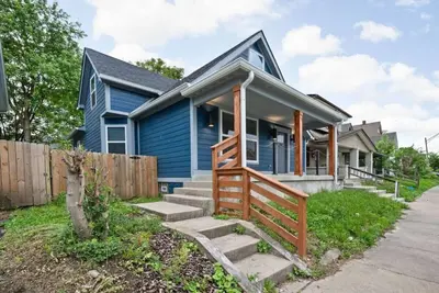 Downtown | 5 beds | Fully Fenced Yard