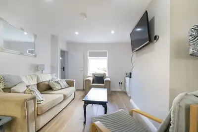 Image de Pass the Keys | Bright & Airy 2 Br Home | Lots