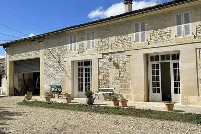Image de Longère typique charentaise avec jardin clos arboré.