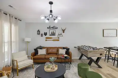 Image de Luxe 3br that Sleeps 6 w. a Backyard Oasis. Free Late Checkout for 3+ Nights.