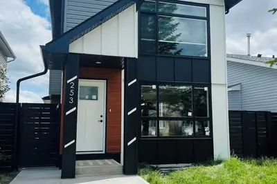 Image de 2 Storey Home Minutes from Yyc airport