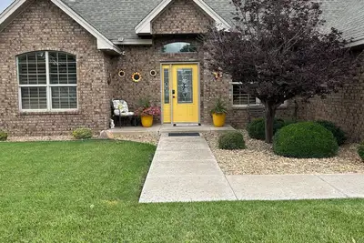 Image de Sunshine Retreat with a game room, 4 bedrooms, and pet friendly.