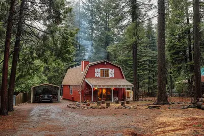 Image de Welcome to our Red Barn getaway! Rustic charm in Lassen's majestic beauty