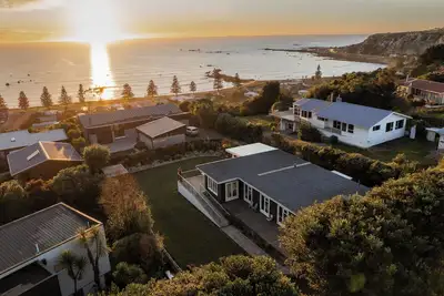 Image de Ocean & Mountain Views | Spacious Deck | Sunny - Kk39111