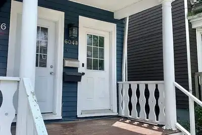 Image de Centrally Located Blue House