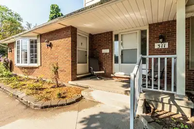 Image de Rent the Rectory! Close to shopping, bus routes, and easy highway access