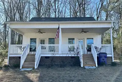 Image de Seas the Day - 2br w/ Lake Views, Walk to Marina, Beach, Food & Music!