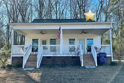 Image de Christmas Elf Cottage on Lake Murray - Buddy and Santa Approved!