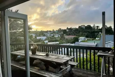 Image de Spacious large sun drenched house, with Sea & bush views, 20 mins walk to town.