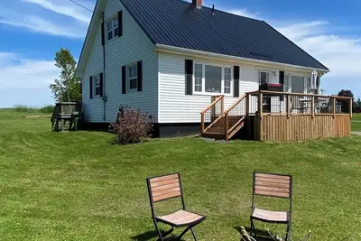 Lower Loop Country Home/Surrounded by beautiful Canadian beaches!