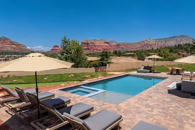 Image de *New* 8-Bedroom Red Rock Retreat l Pool l Hot Tub l Pickleball l Playground l Putting Green