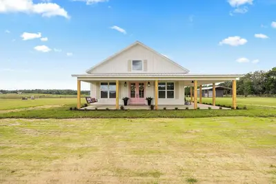 Image de Farmhouse + 10 acres near Wec