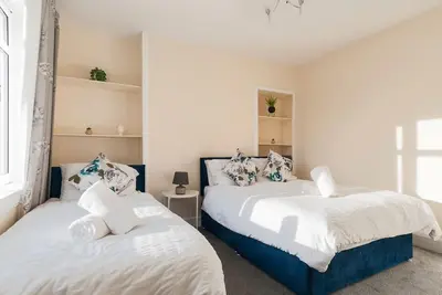 Image de Two bedroom house with free parking, near city centre, sleeps up to five